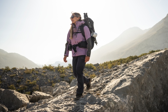 Kobieta w wiosennej odzieży trekkingowej w górach