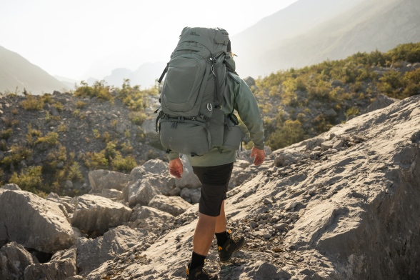 Widok z tyłu na wędrowca z plecakiem trekkingowym